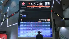 Seorang pria memantau layar yang menampilkan Indeks Harga Saham Gabungan (IHSG), yang anjlok signifikan selama pembukaan pasar, di gedung Bursa Efek Indonesia di Jakarta pada Rabu 13 Mei 2026. (BAY ISMOYO/AFP)