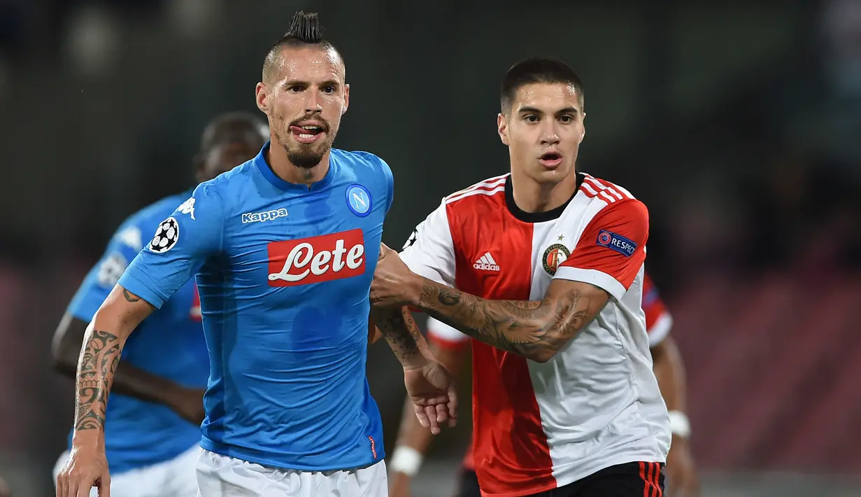 Kevin Diks (kanan). Bek kanan FC Copenhagen berusia 25 tahun ini memiliki darah Indonesia dari kakek neneknya yang lahir di Malukuo. Ia juga pernah memperkuat Vitesse, Fiorentina, Feyenoord dan Empoli. Di level timnas, ia pernah memperkuat Timnas Yunior Belanda. (AFP/Filippo Monteforte)