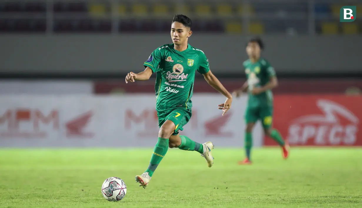 Bajul Ijo keluar sebagai tim yang unggul dulu dengan mencetak gol di menit ke-27 berkat tendangan keras Marselino ke gawang Barito Putera. (Bola.com/Bagaskara Lazuardi)