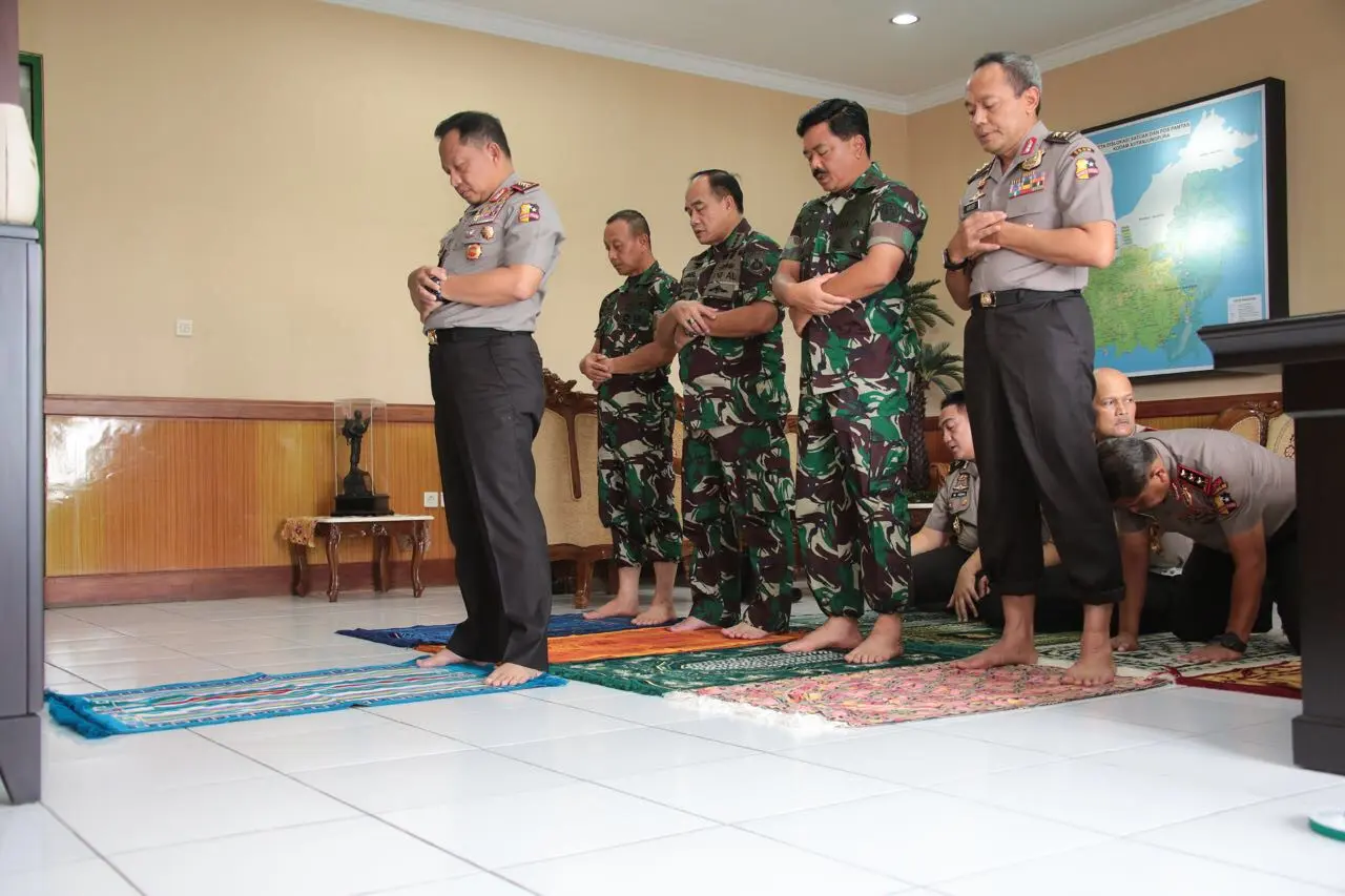 Kapolri Jadi Imam Salat Panglima TNI (Dok. Humas Polri)