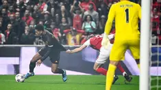 Pamain Real Madrid, Jude Bellingham, berusaha melepaskan diri dari penjagaan ketat pemain Braga, Serdar Saatci, pada matchday 3 Liga Champions 2023/2024 di Stadion Municipal, Rabu (25/10/2023). Madird menang dengan skor 2-1. (AFP/Miguel Riopa)