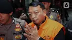 Ketua Pengadilan Negeri Depok, I Wayan Eka Mariarta (EKA) saat dibawa menuju mobil tahanan di Gedung Merah Putih Komisi Pemberantasan Korupsi (KPK), Jakarta, Sabtu (7/2/2026). Komisi Pemberantasan Korupsi (KPK) resmi menahan lima tersangka kasus tindak pidana korupsi terkait penerimaan atau janji dalam pengurusan sengketa lahan di Pengadilan Negeri Depok. Tiga di antaranya merupakan pejabat di lingkungan Pengadilan Negeri (PN) Depok. (Liputan6.com/Helmi Fithriansyah)