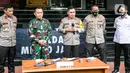 Kapolda Metro Jaya Irjen Fadil Imran (tengah) bersama Pangdam Jaya Mayjen Dudung Abdurachman (kedua kiri) memberi keterangan terkait penyerangan petugas di Polda Metro Jaya, Jakarta, Senin (7/12/2020). Polisi menembak mati enam pengikut Rizieq Shihab pada dini hari tadi. (Liputan6.com/Faizal Fanani)