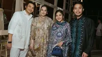 Chelsea Islan mengenakan dress coklat dengan embroidery floral dan kupu-kupu. Sedangkan Rob mengenakan kemeja putih lengan panjang berbordir. [@biyanofficial]