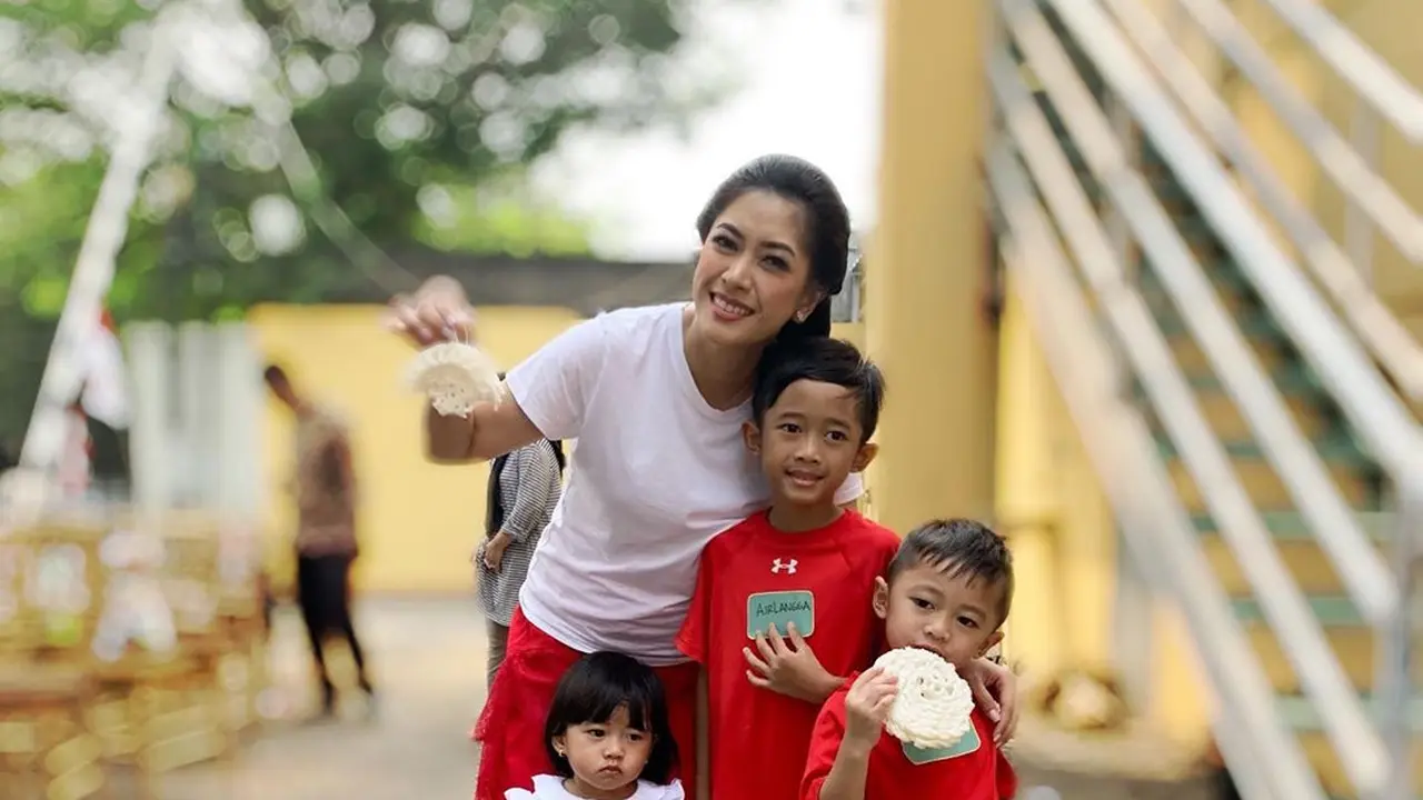 Potret Aliyah Rajasa asuh anak