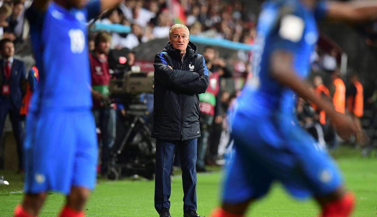 Pelatih Prancis, Didier Deschamps saat melihat aksi para pemain Prancis melawan Belarusia pada kualifikasi Piala Dunia 2018 di Borisov Arena, Borisov, Belarusia. (AFP/Franck Fife)