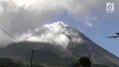 Letusan freaktif gunung Merapi yang terjadi sejak Senin (21/5) dini hari membuat warga mengungsi. Suaranya yang keras membuat warga takut dan menyelamatkan diri.