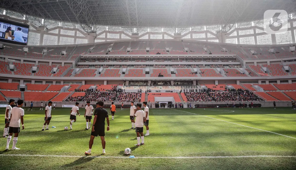 Sejumlah pemain berlatih sebelum laga International Youth Championship (IYC) 2021 di Jakarta International Stadium (JIS), Jakarta, Rabu (13/4/2022). Kompetisi IYC 2021diikuti oleh empat tim yakni Barcelona U-18, Atletico Madrid U-18, Indonesia All Star U-20, dan Bali United U-18. (Liputan6.com/Faiza