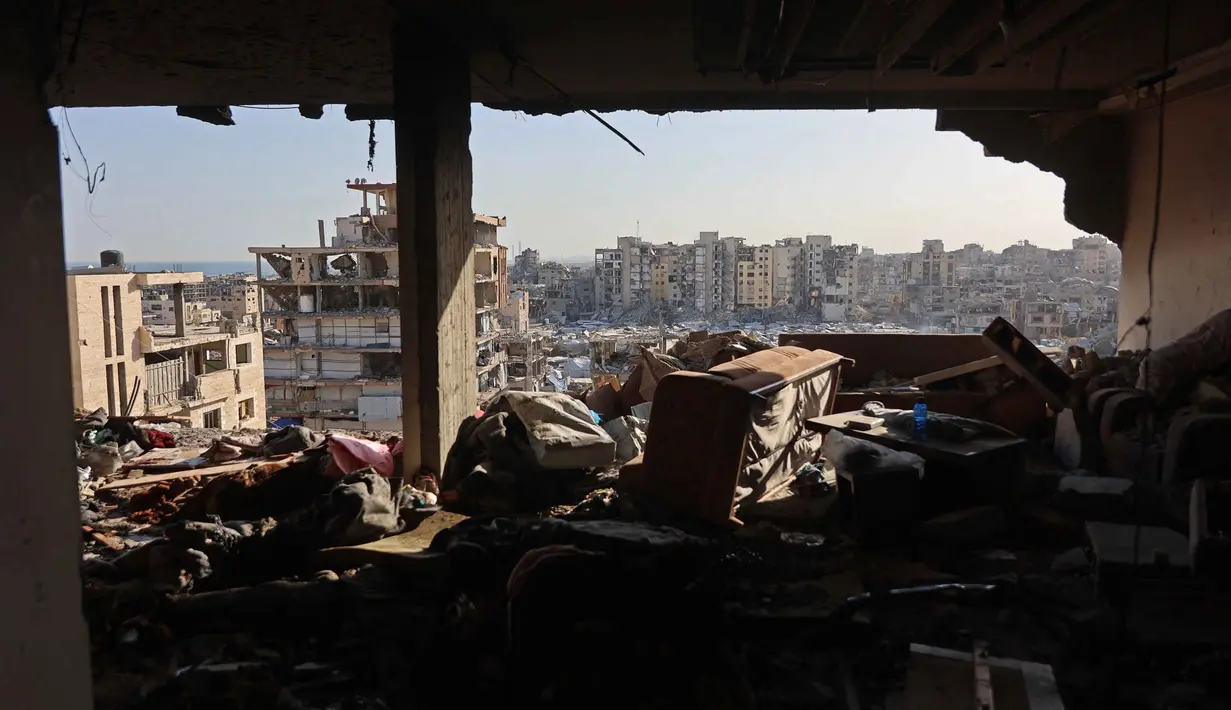Interior bangunan tempat tinggal yang rusak terlihat setelah serangan Israel di Kota Gaza pada Kamis 4 Juni 2026. (Omar AL-QATTAA/AFP)