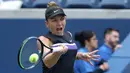 Petenis Rumania, Simona Halep mengembalikan bola ke arah Nicole Gibbs dari Amerika Serikat pada babak pertama AS Terbuka 2019 di USTA Billie Jean King National Tennis Center, Selasa (27/8/2019). Juara Wimbledon Simona Halep meraih kemenangan 6-3 3-6 6-2 atas Nicole Gibbs. (AP Photo/Kevin Hagen)