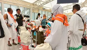 Kedatangan kloter perdana jemaah haji kuota tambahan di Bandara Madinah. Mereka akan diinapkan semalam di Madinah sebelum diberangkatkan lagi ke Makkah untuk ibadah umrah dan haji. (FOTO: MCH PPIH ARAB SAUDI 2023)