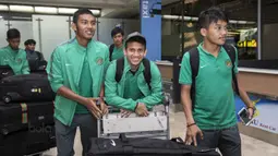 Gelandang Timnas Indonesia U-19, Egy Maulana Vikri, tersenyum saat tiba di Bandara Soetta, Tangerang, Rabu (20/9/2017). Timnas U-19 kembali ke tanah air setelah berhasil meraih peringkat ketiga Piala AFF U-18. (Bola.com/Vitalis Yogi Trisna)