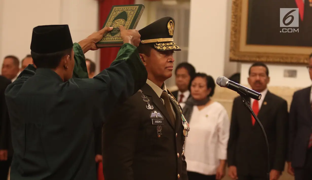 Letjen Andika Perkasa mengucapkan sumpah jabatan sebagai Kepala Staf TNI Angkatan Darat (KSAD) saat pelantikan di Istana Kepresidenan, Jakarta, Kamis (22/11). Andika menggantikan Jenderal TNI Mulyono yang akan pensiun. (Liputan6.com/Angga Yuniar)