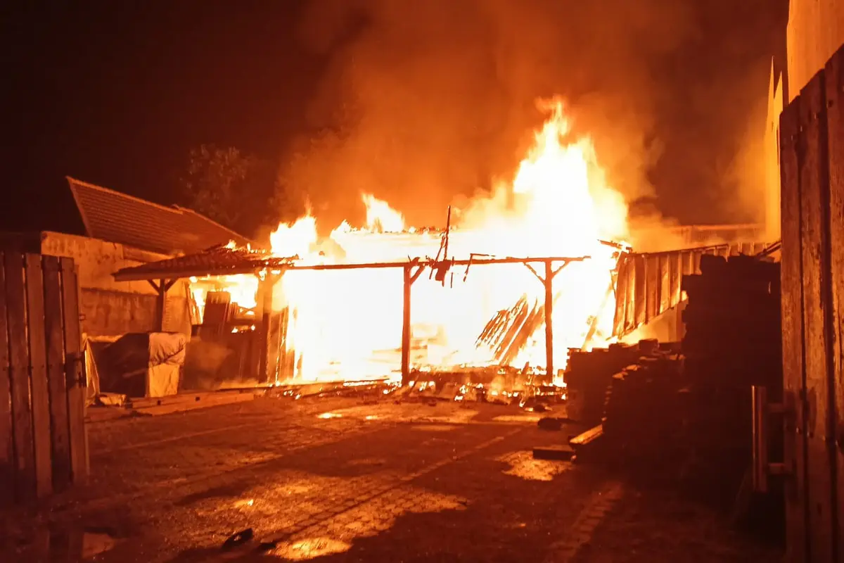 Kebakaran Gudang Kayu Buat Merah Langit Malam di Pondok Cabe Tangsel