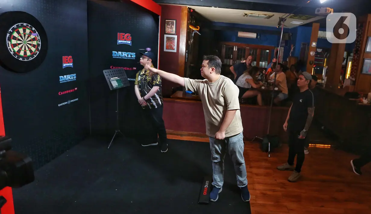 Kompetisi profesional darts perdana tanah air ini diselenggarakan oleh Indonesia Entertainment Group (IEG) di Eastern Promise, Kemang, ini melahirkan Tirta Suparjo sebagai juara. (Liputan6.com/Angga Yuniar)