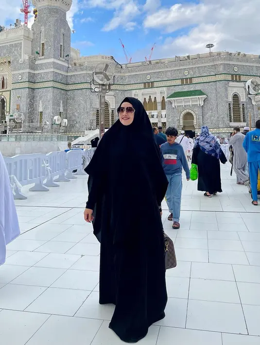 Mengenakan gamis dan hijab berwarna hitam, Meggy Wulandari tampak sangat cantik dan anggun. Banyak tempat bersejarah peninggalan Rasulullah yang juga dikunjungi oleh mantan istri Kiwil tersebut.
(Liputan6.com/IG/@meggywulandari_real)
