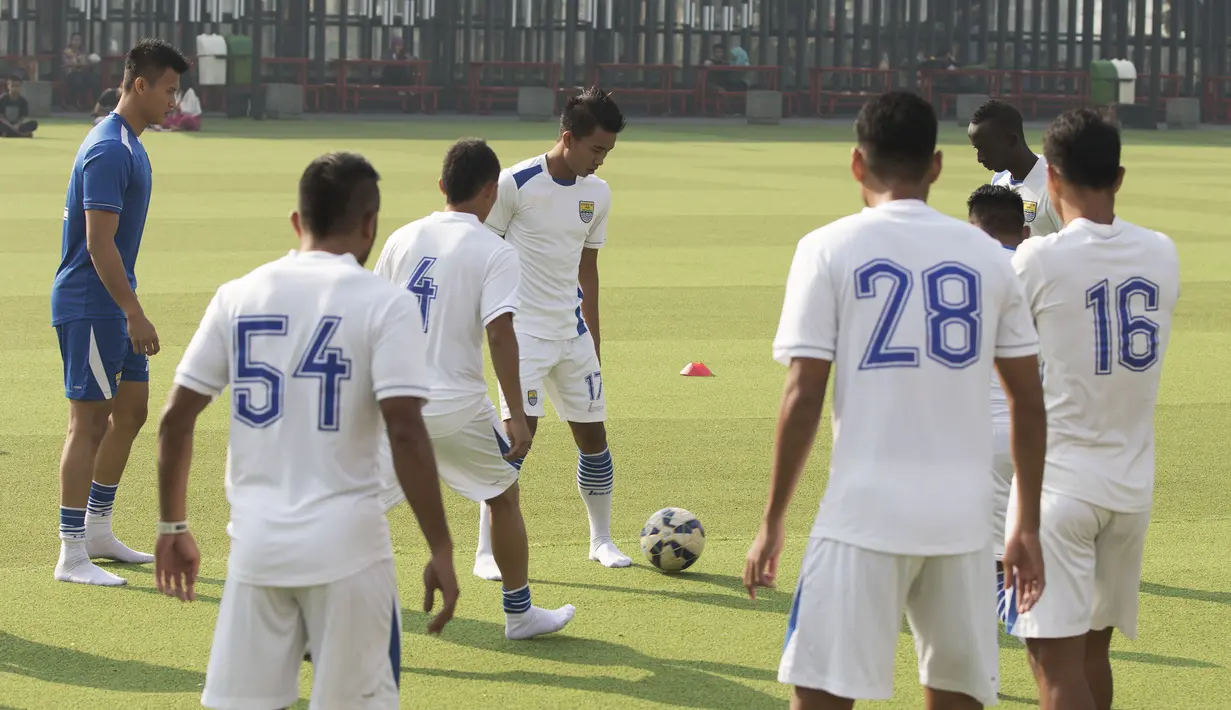 Suasana latihan ringan para punggawa Persib jelang laga melawan Martapura F.C di Alun-alun Kota Bandung, Jawa Barat, Kamis (10/9/2015). (Bola.com/Vitalis Yogi Trisna)