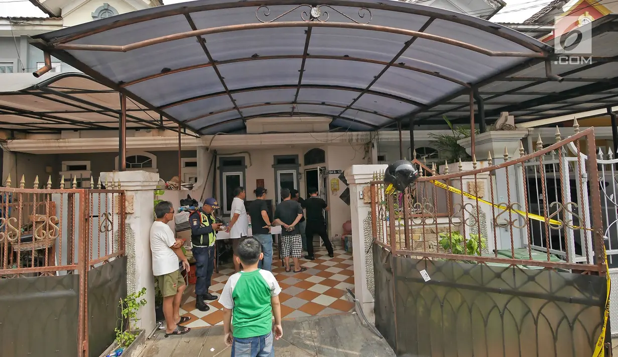 Penampakan TKP pabrik sabu di Kalideres, Jakarta, Senin (24/6/2019). Polisi menyita barang bukti berupa narkotika jenis sabu siap edar, bahan kimia dan alat pembuat sabu. (Liputan6.com/Herman Zakharia)