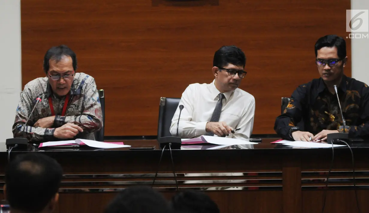 Wakil Ketua KPK Saut Situmorang (kiri) didampingi Wakil Ketua KPK Laode Muhammad Syarif (tengah) dan  Jubir KPK Febri Diansyah (kanan) memberi keterangan di Gedung KPK, Jakarta, Senin (10/6/2019). KPK menetapkan Sjamsul Nursalim sebagai tersangka kasus korupsi SKL BLBI. (merdeka.com/Dwi Narwoko)