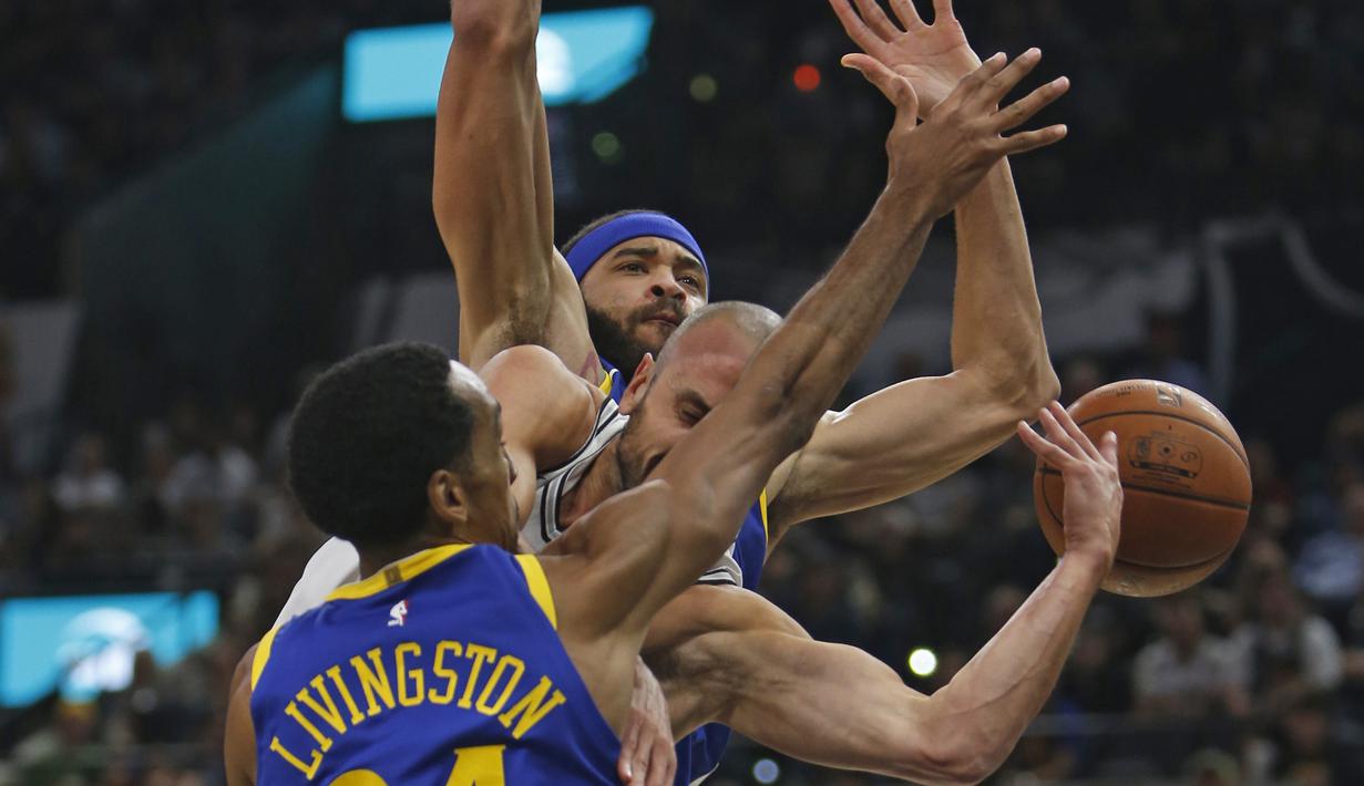 Aksi pemain Spurs, Manu Ginobili (tengah) saat melewati adangan dua pemain Warriors pada laga NBA basketball game di AT&T Center, San Antonio, (2/11/2017) waktu setempat. Warriors menang 112-92. R(onald Cortes/Getty Images/AFP)