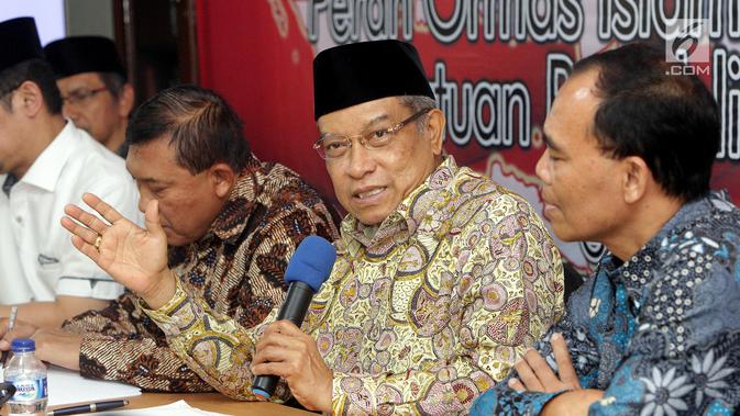 Ketua PBNU Said Aqil Siradj (kedua kanan) menjadi pembicara Diskusi Ormas Islam Se-Indonesia, di Jakarta, Sabtu (17/11). Diskusi tersebut membahas 