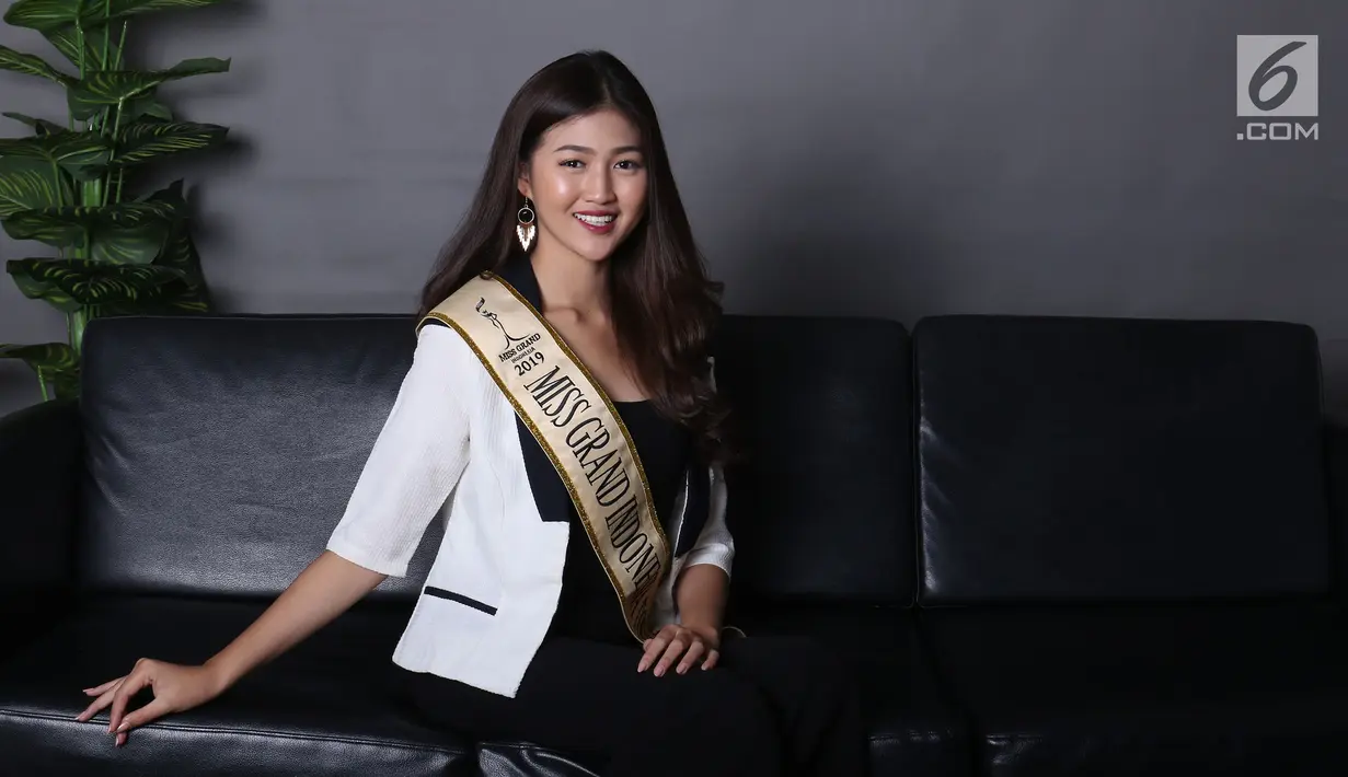 Runner up 1 Miss Grand Indonesia 2019 Cindy Yuliani berpose di Kantor KLY, Jakarta, Selasa (3/9/2019). Cindy Yuliani merupakan finalis Miss Grand Indonesia 2019 asal Bali. (Liputan6.com/Herman Zakharia)