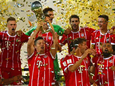 Para pemain Bayern Munchen merayakan gelar Piala Super Jerman usai mengalahkan Dortmund di Stadion Signal Iduna Park, Dortmund, Sabtu (5/8/2017). Bayern Munchen menang adu penalti 5-4 atas Dortmund. (AFP/Patrik Stollarz)