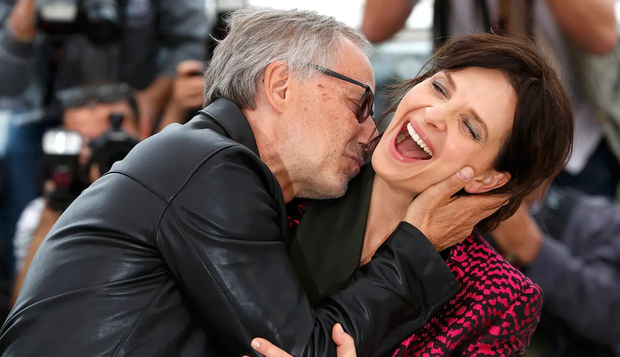 Aktor Fabrice Luchini saat ingin mencium aktris Juliette Binoche saat sesi pemotretan untuk fim mereka yang berjudul " Ma loute " ( Slack Bay ) yang ikut dalam Festival Film Cannes ke-69 di Cannes , Prancis , 13 Mei 2016. (REUTERS / Yves Herman)