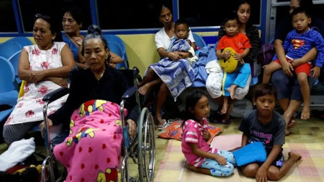 Warga Filipina yang dievakuasi jelang Topan Haima. (Reuters)