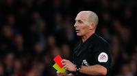 Pemimpin laga Arsenal Vs Tottenham, Mike Dean keluarkan kartu merah untuk pemain Tottenham, Jan Verthongen dalam laga lanjutan Liga Inggris pekan ke-14 yang berlangsung di stadion Emirates, London, Minggu (2/12). (AFP/Ian Kington)
