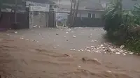 Banjir di Kota Bogor setelah diguyur hujan deras selama sekitar dua jam. (Liputan6.com/Achmad Sudarno)