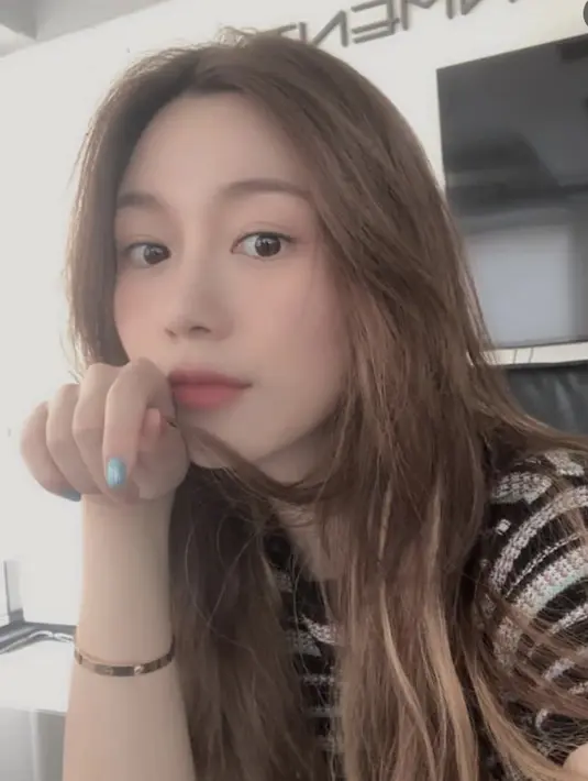 Rambut panjang belah dua tanpa poni pun dibiarkan terurai. Ia juga terlihat hanya mengenakan lipstik matte.(@xx__dain)