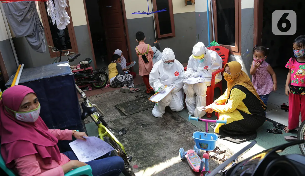 Petugas Kesehatan menggelar Swab Test COVID 19 secara “door to door” bagi warga pendatang di Kawasan kampung Tengah, Kramat Jati, Jakarta, Jumat (12/6/2020). Tes Swab dengan mendatangi rumah tersebut untuk mencegah penyebaran pandemi Covid-19 di masa PSBB transisi. (merdeka.com/Imam Buhori)