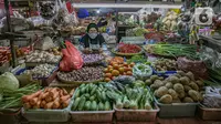 Peedagang sayur menunggu pembeli di Pasar Pondok Labu, Jakarta, Rabu (10/2/2021). Satu pedagang dinyatakan positif Covid-19, meski begitu pengelola Pasar Pondok Labu tetap melanjutkan operasional pasar sambil melakukan penyemprotan disinfektan selama tiga hari. (Liputan6.com/Faizal Fanani)