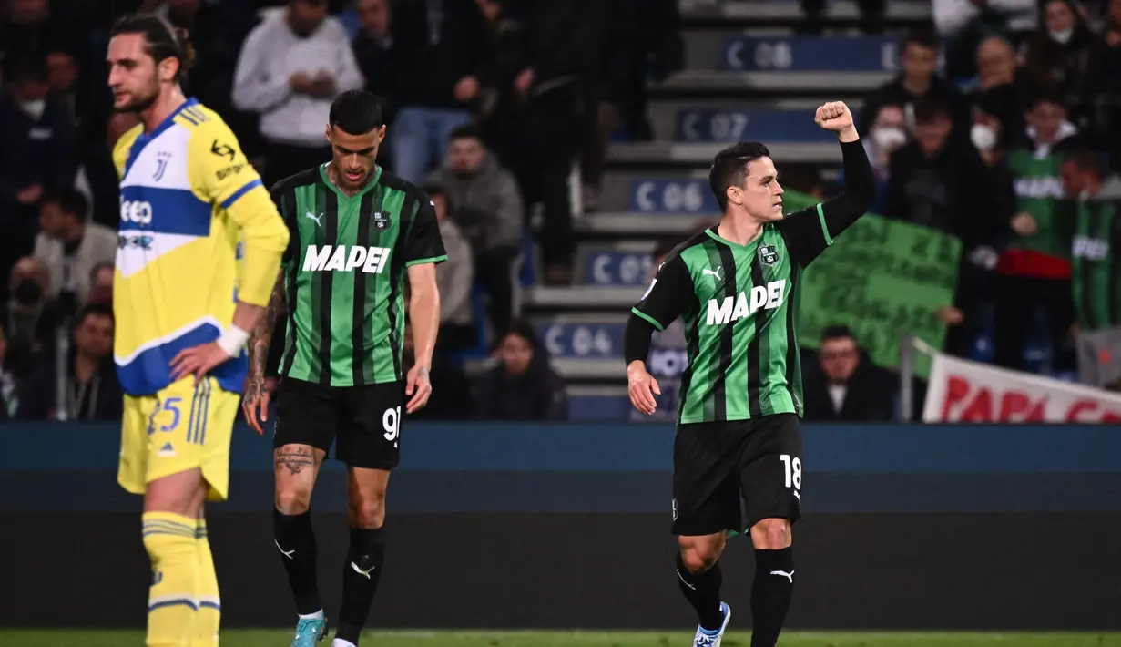 <p>Penyerang Sassuolo, Giacomo Raspadori berselebrasi usai mencetak gol ke gawang Juventus pada pertandingan lanjutan Liga Serie A Italia di stadion Citta del Tricolore di Reggio Emilia, Selasa (26/4/2022). (AFP/Marco Bertorello)</p>