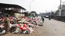 Kondisi sampah yang meluber ke jalan di Tempat Pembuangan Sampah Sementara (TPSS), Pancoran Mas, Depok, Jawa Barat, Kamis (13/7/2023). (Liputan6.com/Herman Zakharia)