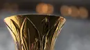 Trofi Piala Dunia Basket atau sering disebut Naismith Trophy saat dipajang pada peresmian Indonesia Arena pada Senin (07/08/2023) di Senayan, Jakarta. (Bola.com/Bagaskara Lazuardi)