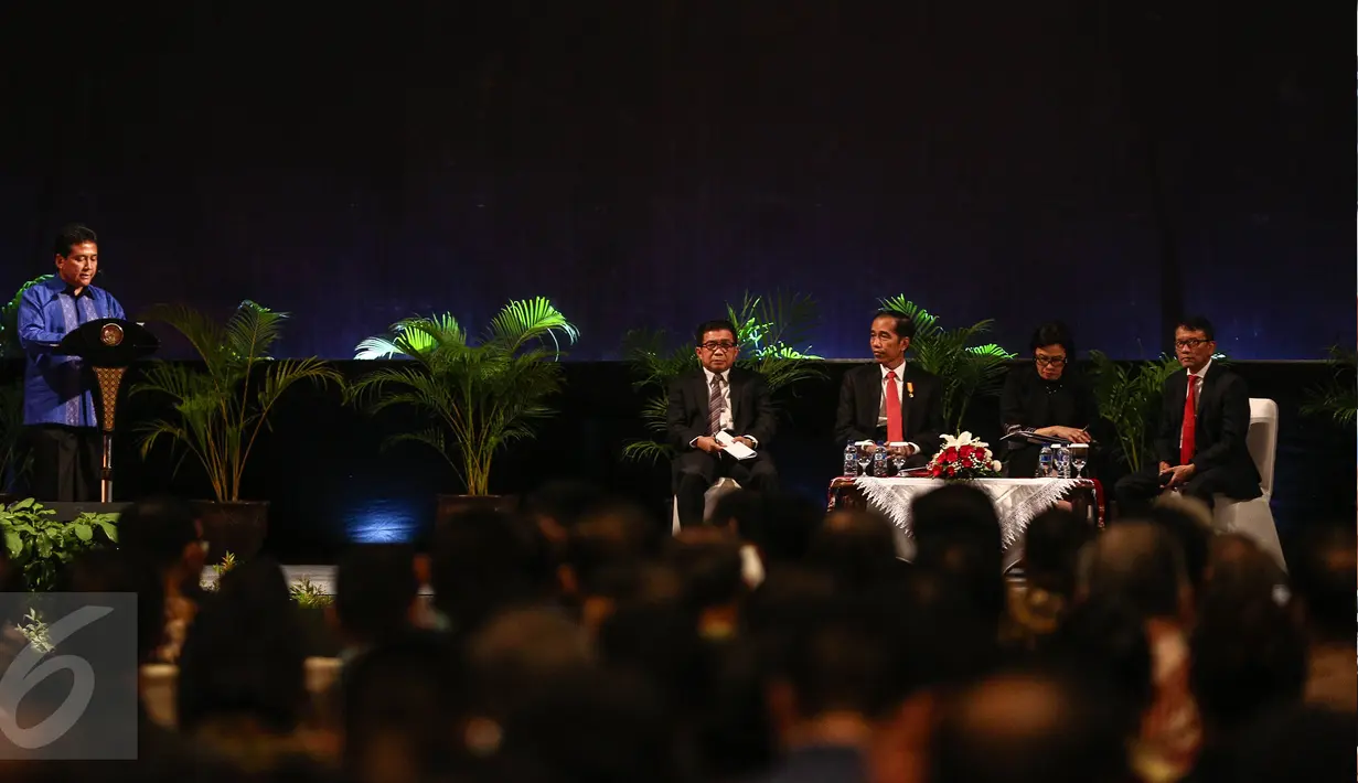 Ketua Apindo Hariyadi Sukamdani (kiri) memberikan sambutan saat Sosialisasi Amnesti Pajak (Tax Amnesty), Jakarta, (1/8). Jokowi menyampaikan bahwa ada saluran khusus (hotline) bagi aduan dan keluhan pelayanan tax amnesty. (Liputan6.com/Faizal Fanani)