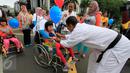 Seorang anak disabilitas mendapat balon saat mengikuti Jalan Sehat Keluarga Disabilitas (JSKD) di Pasar Akhir Pekan SCBD, Jakarta (11/12). (Liputan6.com/Fery Pradolo)