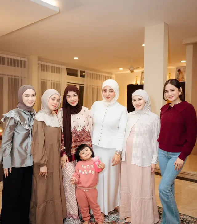 Meriah penuh tawa, intip 7 momen seru bukber geng artis Mamayu yang seru abis