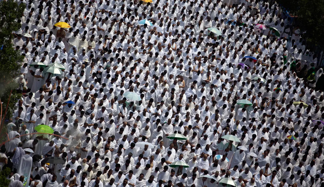 Ribuan jemaah haji melakukan salat zuhur di luar masjid Namirah di Kota Arafah, Arab Saudi (31/8). Menurut hikayat setempat, masjid ini merupakan salah satu saksi pertama kali Rasulullah melaksanakan ibadah haji. (AP Photo / Khalil Hamra)