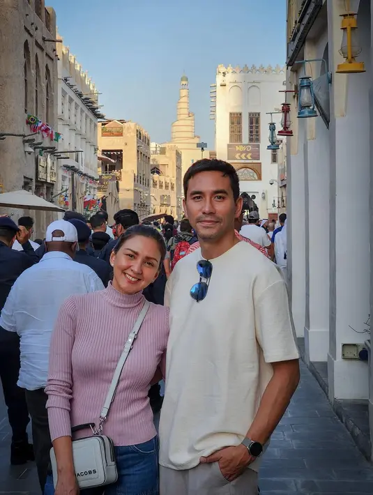 Atasan knit sweater dan kaus oversized yang simple namun memberi tampilan yang stylish tanpa banyak usaha. [@darius_sinathrya]