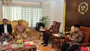 Ketua DPR Ade Komarudin (kanan) saat menerima kunjungan dari jajaran Group Surya Citra Media  (SCTV, Indosiar dan Liputan6.com) di Gedung DPR, Jakarta, Selasa (8/3/2016). Kunjungan tersebut dalam rangka silahturahmi. (Liputan6.com/Johan Tallo)