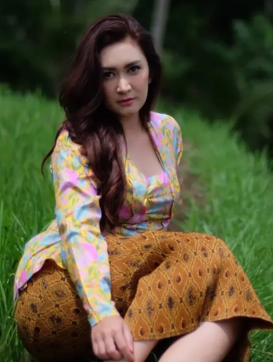 <p>Semenjak kemunculannya di dunia hiburan, Nafa Urbach selalu menjadi sorotan publik. Pesona kecantikannya pun tak pernah memudar meski kini dirinya sudah berusia 42 tahun. (Instagram/nafaurbach)</p>