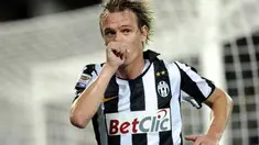 Selebrasi khas gol winger Juventus Milos Krasic ke gawang Cagliari dalam lanjutan Serie A yang berlangsung di Grande Olimpico, Turin,26 September 2010. AFP PHOTO / VINCENZO PINTO 