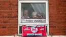 Dua suporter melihat keluar jendela stadion Boleyn Ground sebelum pertandingan West Ham United vs Manchester United G(10/5/2016). (Action Images via Reuters/John Sibley)