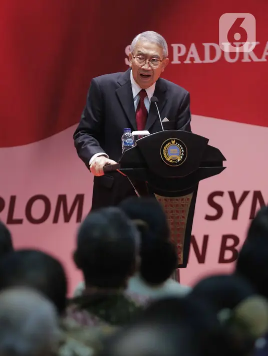 Pembina Yayasan Sekar Manggis Anak Agung Gde Agung menyampaikan sambutan saat penyerahan penghargaan Anugerah Dr Ide Anak Agung Gde Agung kepada Wakil Presiden ke-10 dan ke-12 RI Jusuf Kalla di Kantor Kementerian Luar Negeri, Jakarta, Kamis (23/1/2020). (Liputan6.com/Faizal Fanani)