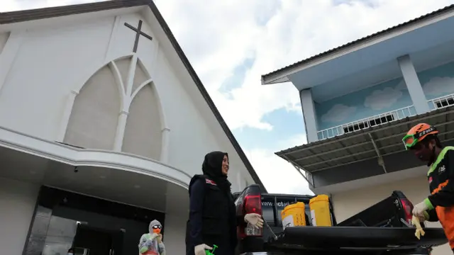 Pesan Kemanusiaan Relawan Berjilbab Membersihkan Gereja di Tengah Covid-19