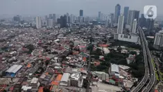 Foto dari ketinggian memperlihatkan kondisi pemukiman padat penduduk berlatar gedung bertingkat di Jakarta, Jumat (23/2/2024). (Liputan6.com/Angga Yuniar)