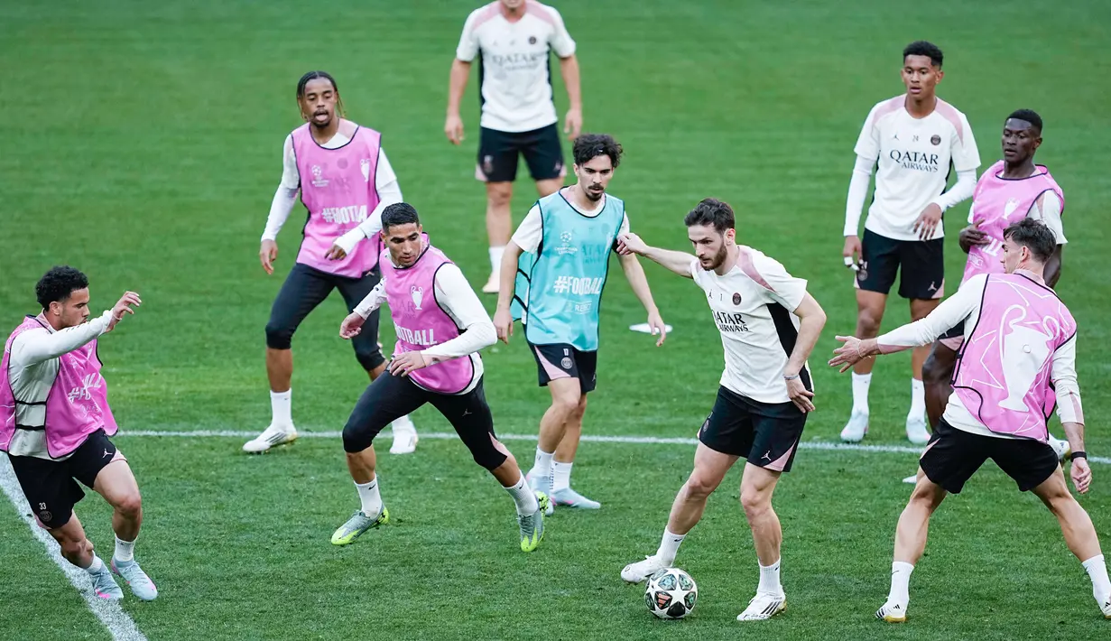 Pemain PSG menggelar latihan jelang partai puncak Liga Champions di Stadion Allianz Arena, Munchen, Jumat (30/5/2025). (AP Photo/Martin Meissner)